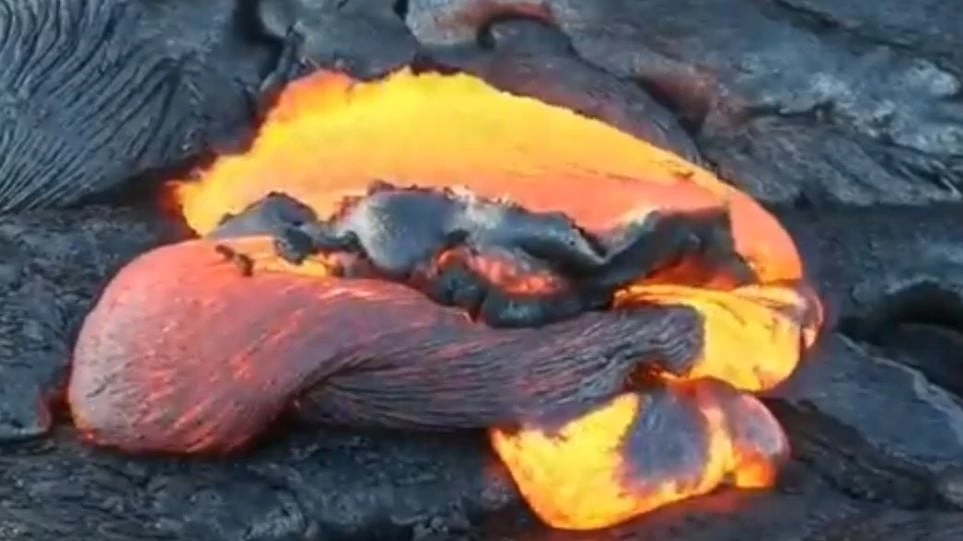 Η μαγεία της φύσης: Η στιγμή που «σκάει» ο φλοιός και ξεχύνεται ηφαιστειακή λάβα (βίντεο)